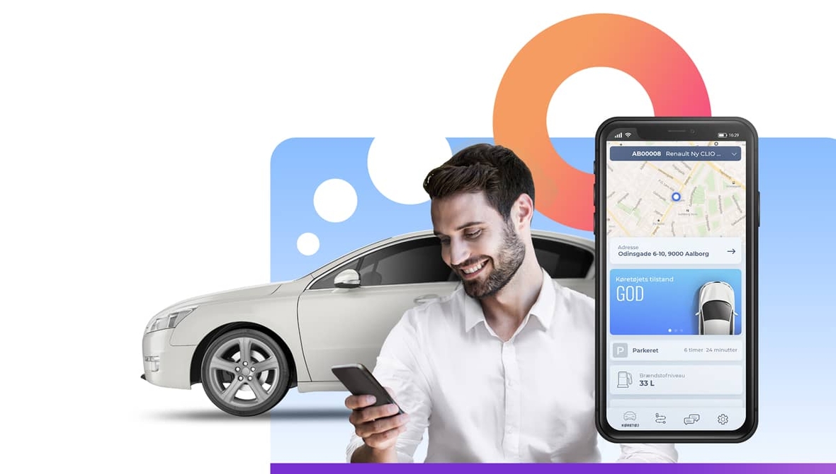 Bilist bruger bil-app med automatisk kørebog